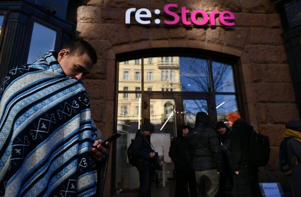 %Покупатели, желающие приобрести смартфон Iphone X, в очереди у магазина Restore на Тверской улице в Москве