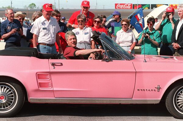 %Президент США Билл Клинтон в Ford Mustang Playboy Pink
