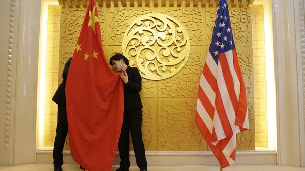 %Служащие устанавливают флаг Китая перед встречей министра транспорта Китая Ли Сяопэна и министра транспорта США Элейн Лан Чао