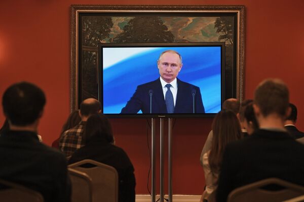 Журналисты во время трансляции церемонии инаугурации избранного президента России Владимира Путина в пресс-центре в Большом Кремлевском дворце. 7 мая 2018