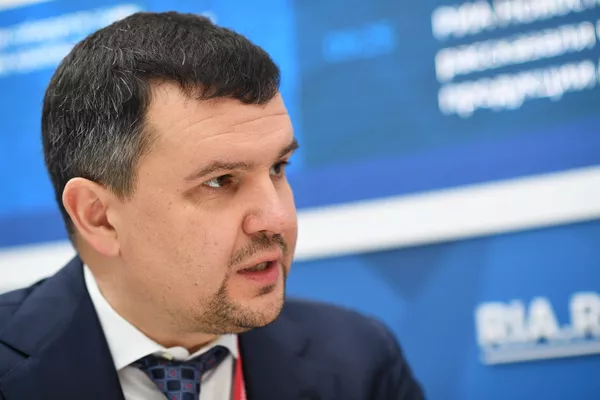 #Максим Акимов во время посещения стенда RIA.ru на Российском инвестиционном форуме в Сочи