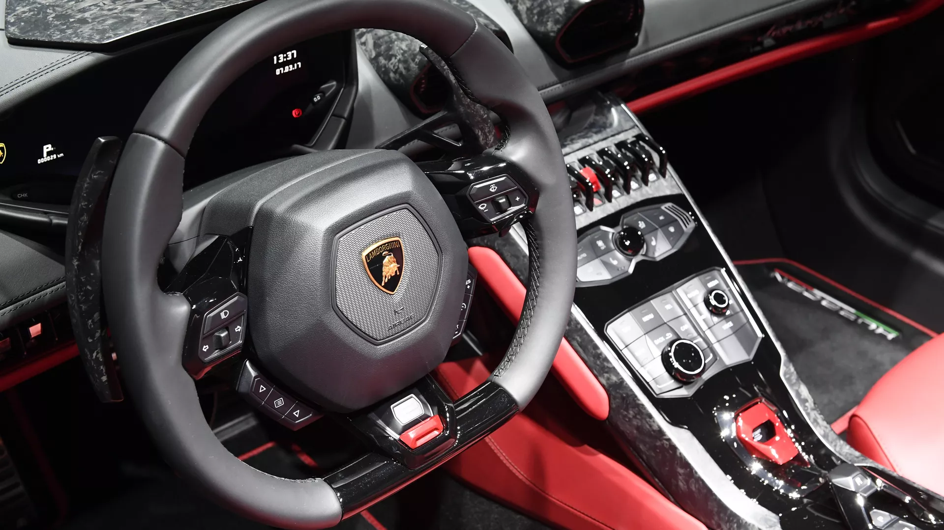 Интерьер автомобиля Lamborghini Huracan на Женевском международном автосалоне - ПРАЙМ, 1920, 13.04.2021