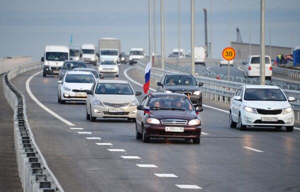 Автомобильное движение по автодорожной части Крымского моста. 16 мая 2018