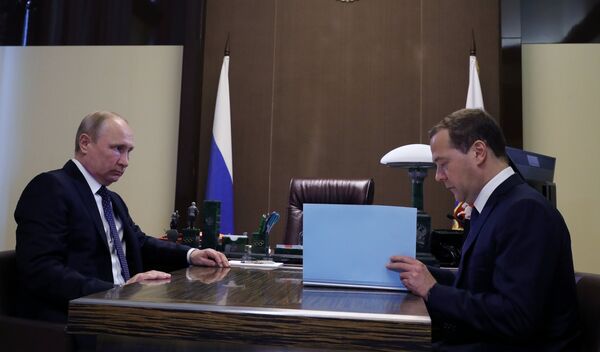 Президент РФ Владимир Путин и председатель правительства РФ Дмитрий Медведев во время встречи в Сочи. 18 мая 2018
