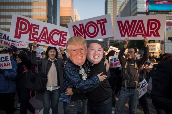 %Демонстранты в масках, изображающих Дональда Трампа и Ким Чен Ына, во время митинга в Сеуле
