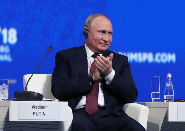 Президент РФ Владимир Путин на пленарном заседании Петербургского международного экономического форума. 25 мая 2018