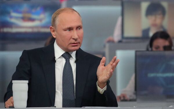 %Президент РФ Владимир Путин отвечает на вопросы россиян во время ежегодной специальной программы Прямая линия с Владимиром Путиным. 7 июня 2018