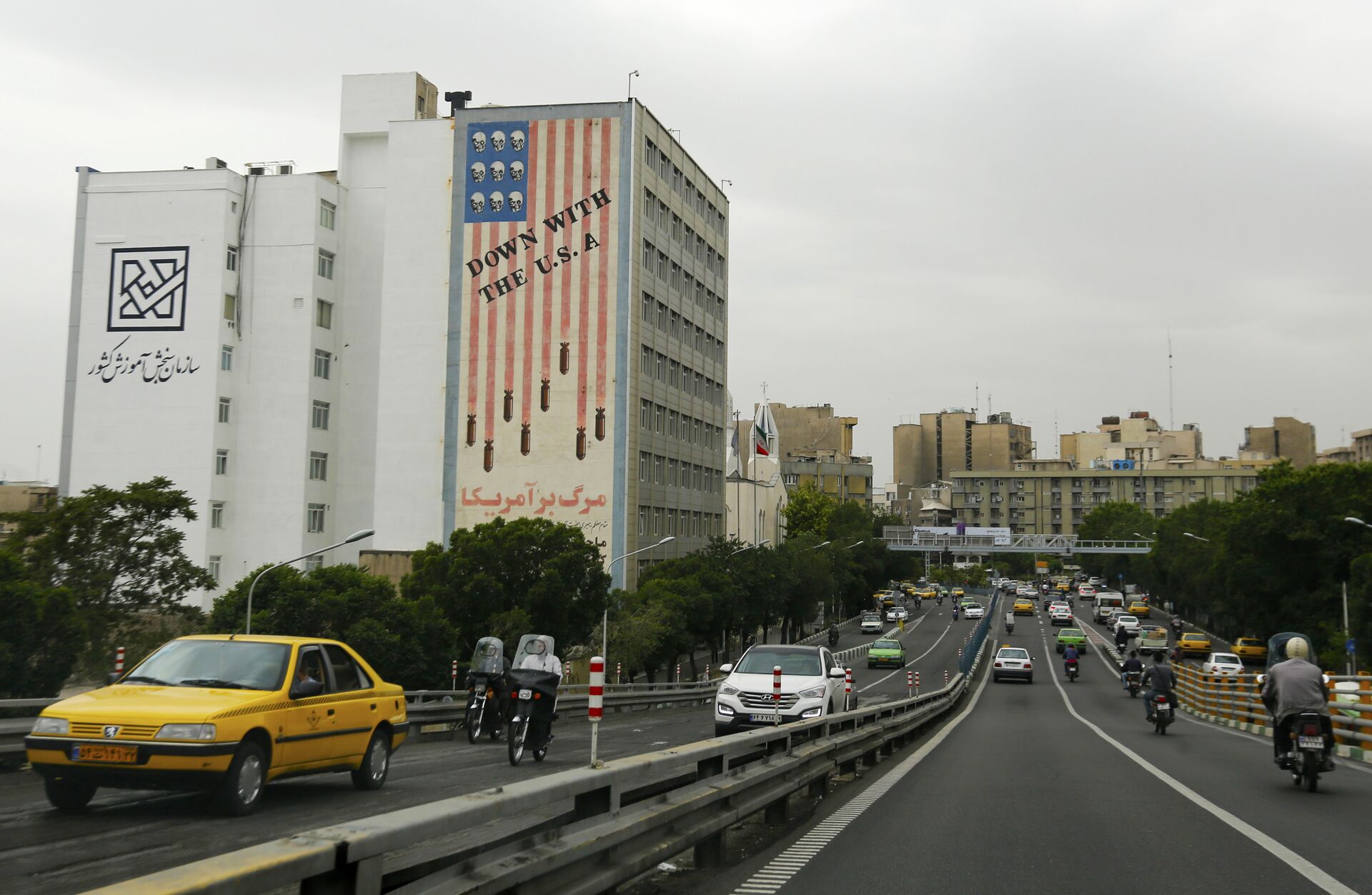 Здание с антиамериканским лозунгом в Тегеране - ПРАЙМ, 1920, 24.03.2022