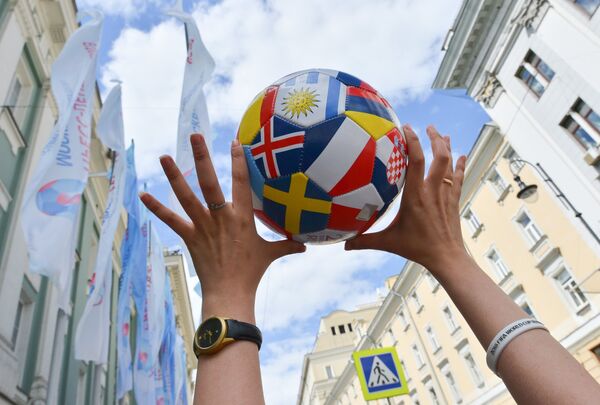 %Футбольный мяч с изображением флагов стран-участниц чемпионата мира по футболу FIFA 2018.