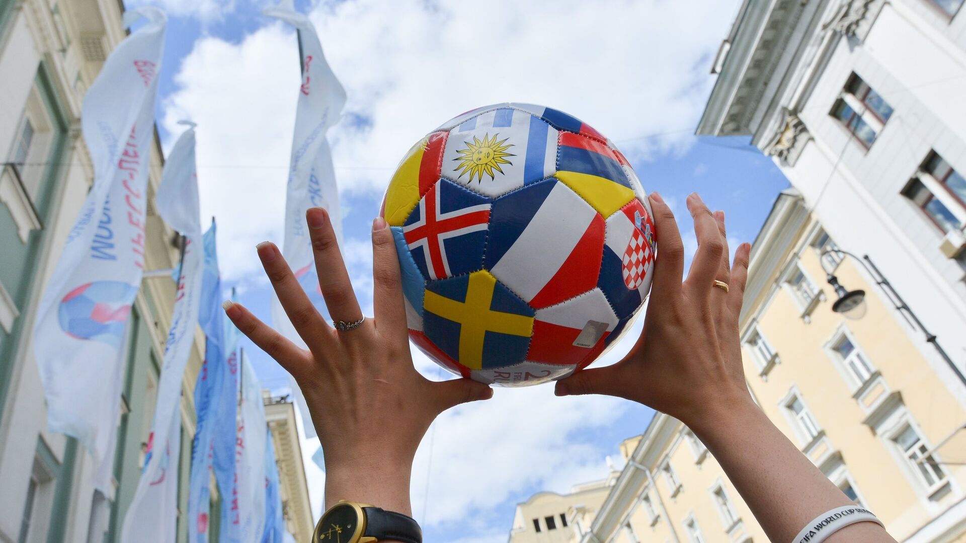 %Футбольный мяч с изображением флагов стран-участниц чемпионата мира по футболу FIFA 2018. - ПРАЙМ, 1920, 22.05.2024