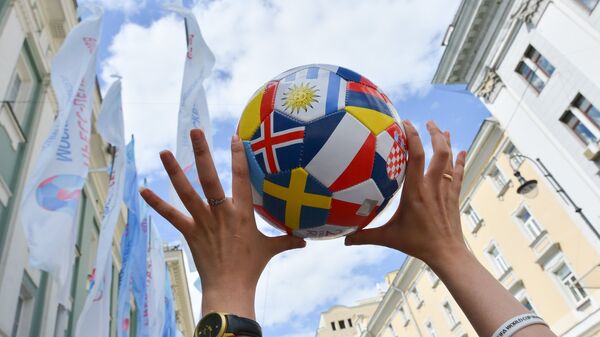 %Футбольный мяч с изображением флагов стран-участниц чемпионата мира по футболу FIFA 2018.