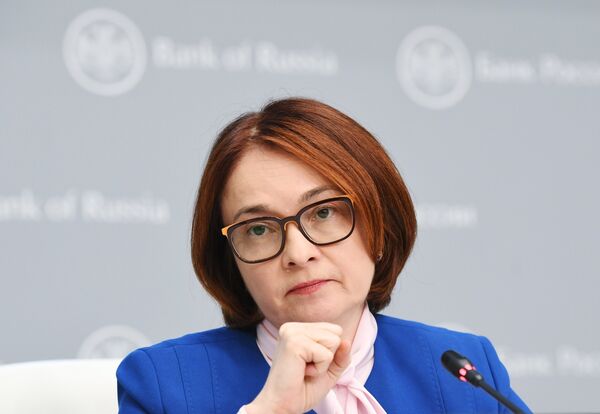 %Председатель Центрального банка РФ Эльвира Набиуллина выступает на брифинге в Москве. 15 июня 2018