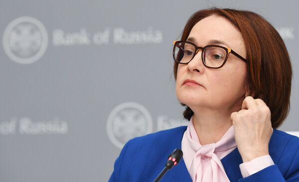 Председатель Центрального банка РФ Эльвира Набиуллина выступает на брифинге в Москве. 15 июня 2018