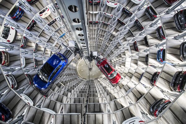 %Автомобили Volkswagen на складе в Вольфсбурге