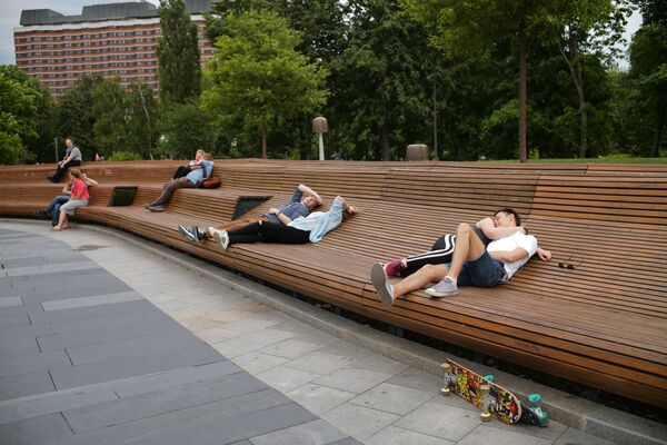 Молодые люди в парке искусств Музеон в Москве