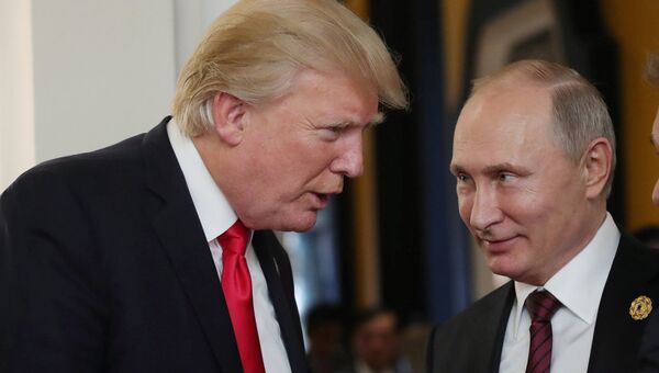 %Президент РФ Владимир Путин и президент США Дональд Трамп в перерыве рабочего заседания на саммите АТЭС