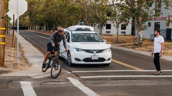 Автомобиль Chrysler Pacifica с технологией Waymo во время испытания