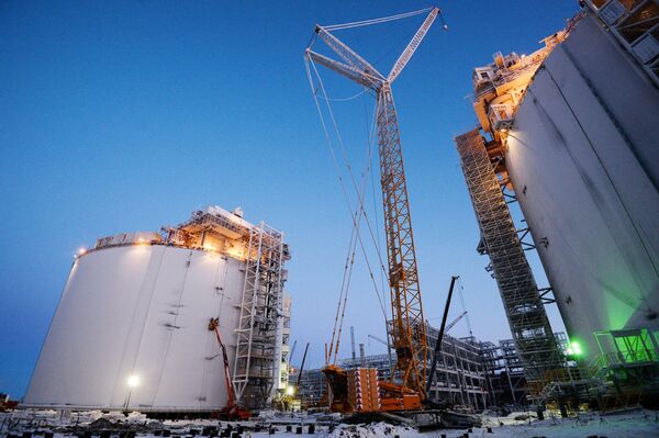 Резервуары на строящемся заводе по производству сжиженного газа Ямал СПГ