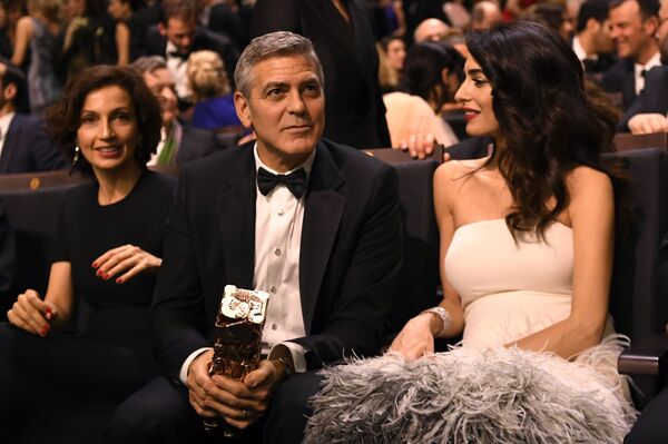 Слева направо: Министр культуры Франции Одри Азулай, американский актер Джордж Клуни и его жена Амаль Клуни. 24 февраля 2017 год