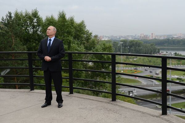 Президент РФ Владимир Путин на обзорной площадке у монумента Память шахтерам Кузбасса в городе Кемерово. 27 августа 2018