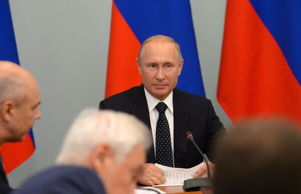 % Президент РФ Владимир Путин проводит совещание