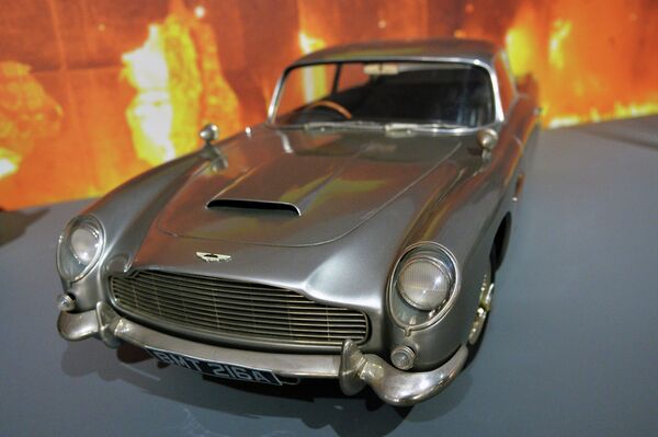 Модель автомобиля Aston Martin DB5 в треть натуральной величины на открытии выставки Дизайн 007: 50 лет стилю Джеймса Бонда