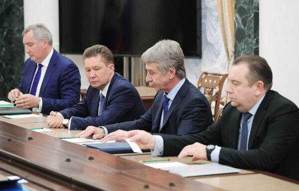 %Президент РФ В. Путин провел совещание по вопросам развития судостроительного комплекса Звезда