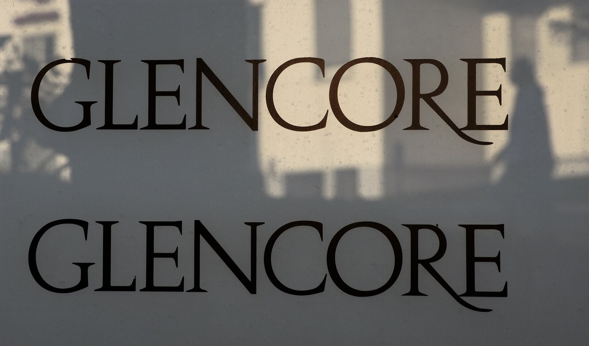%Логотип компании Glencore на здании штаб-квартиры в городе Баар, Швейцария - ПРАЙМ, 1920, 15.02.2022
