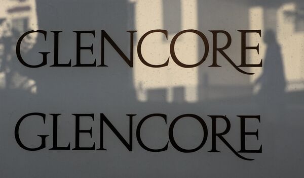 %Логотип компании Glencore на здании штаб-квартиры в городе Баар, Швейцария