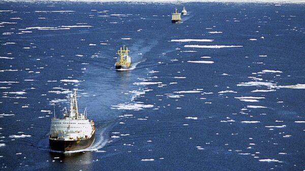  Караван транспортных судов в сопровождении ледоколов проходит по Северному морскому пути