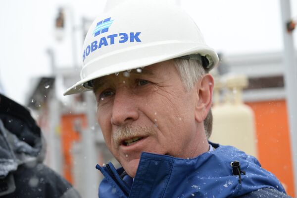 Председатель правления, член совета директоров компании Новатэк Леонид Михельсон во время осмотра объектов строительства
