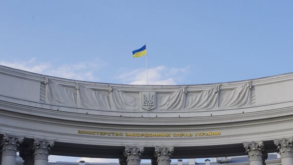 Государственный флаг на здании министерства иностранных дел Украины в Киеве