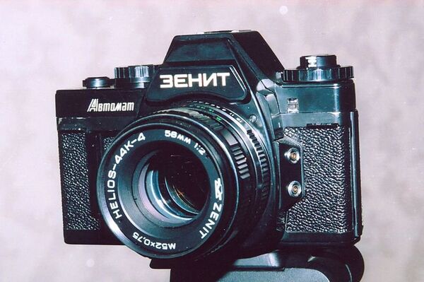 «Зенит» — один из немногих однообъективных зеркальных фотоаппаратов в мире, переделанных из дальномерной камеры. Всего выпущено почти  40 тысяч экземпляров