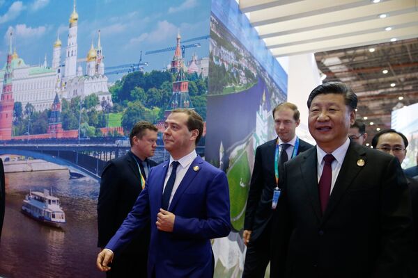 #Председатель правительства РФ Дмитрий Медведев и председатель КНР Си Цзиньпин в Шанхае. 5 ноября 2018