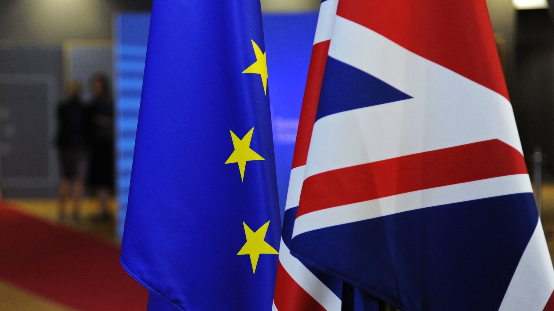 %Флаги Европейского союза и Великобритании перед началом саммита ЕС в Брюсселе - ПРАЙМ, 1920, 07.09.2020