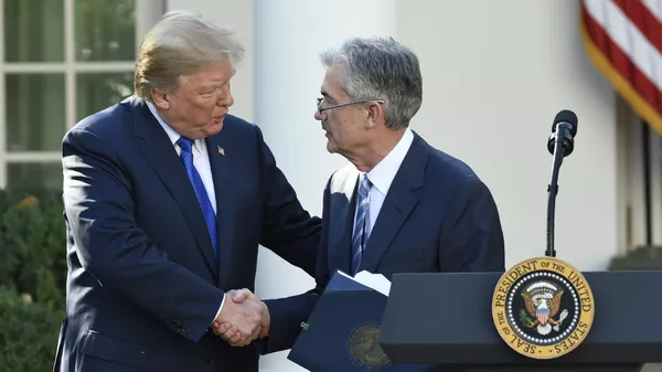 %Президент США Дональд Трамп пожимает руку Джерому Пауэллу в Белом доме. 2 ноября 2017