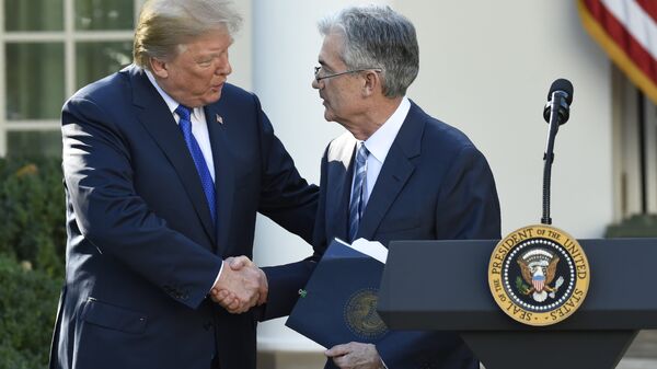 %Президент США Дональд Трамп пожимает руку Джерому Пауэллу в Белом доме. 2 ноября 2017