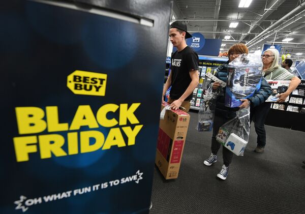  Покупатели в очереди во время распродажи в Черную пятницу в Калвер-Сити, штат Калифорния, США