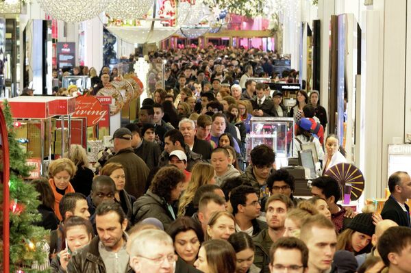 %Покупатели в универмаге Macy's в Нью-Йорке во время черной пятницы
