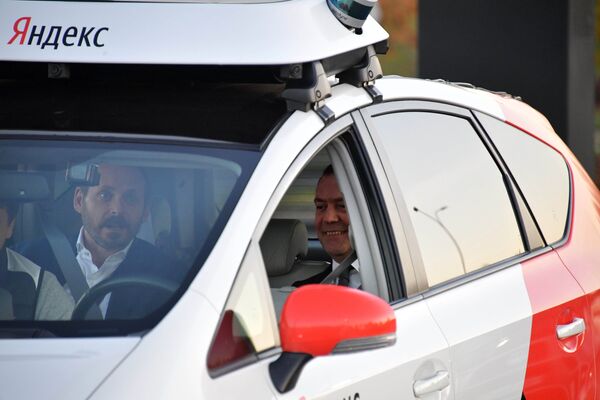 Председатель правительства РФ Дмитрий Медведев и генеральный директор группы компаний Яндекс Аркадий Волож во время поездки на беспилотном такси компании Яндекс