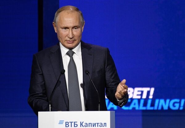 % Президент РФ Владимир Путин выступает на инвестиционном форуме ВТБ Капитал Россия зовёт!
