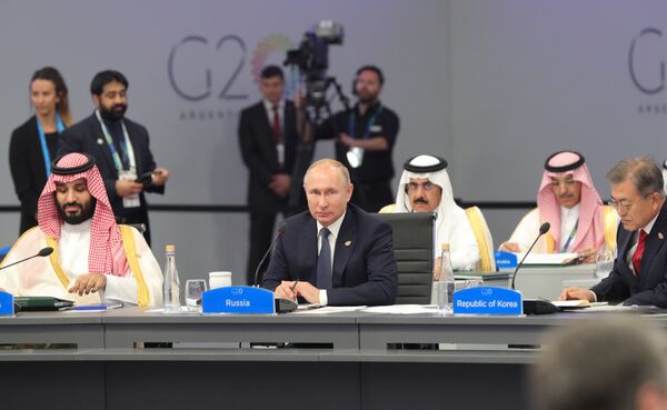 Президент РФ Владимир Путин во время беседы глав делегаций государств-участников Группы двадцати на саммите G20. 30 ноября 2018