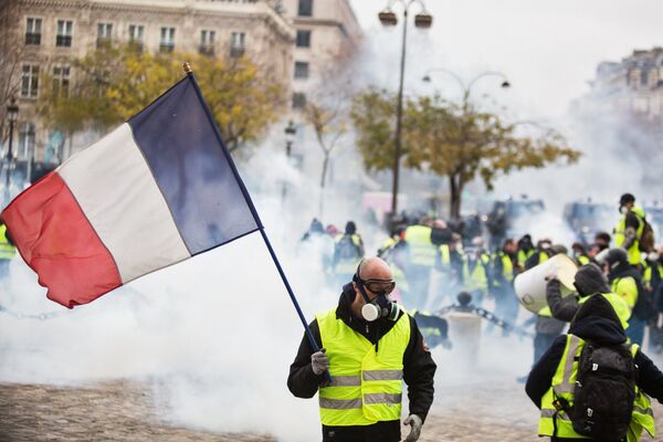 % Акция протеста автомобилистов жёлтые жилеты в Париже. 1 декабря 2018