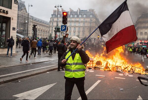 %Акция протеста автомобилистов в Париже