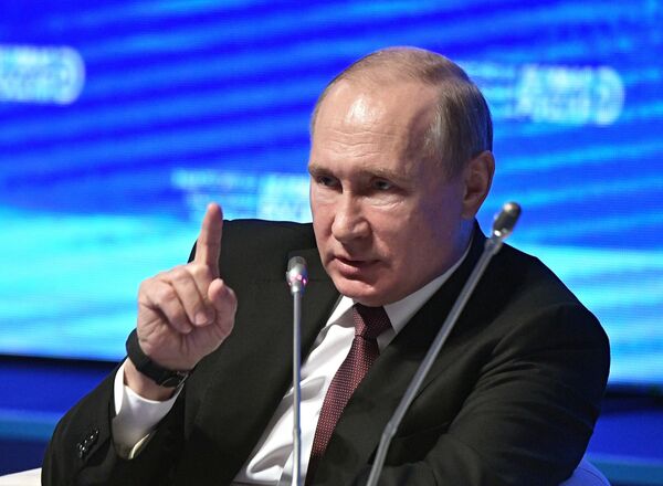 %Президент РФ В. Путин принял участие в заседании форума Деловой России
