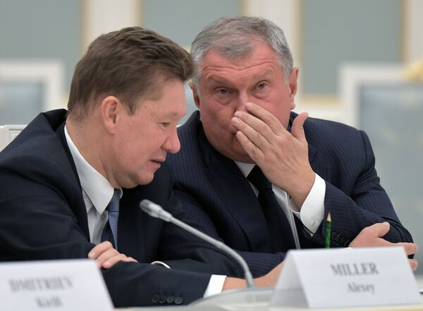 %Глава Газпрома Алексей Миллер (слева) и глава Роснефти Игорь Сечин (справа)