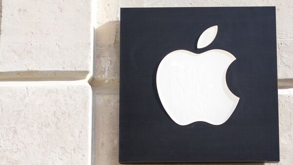 %Знак Apple на фасаде дома.