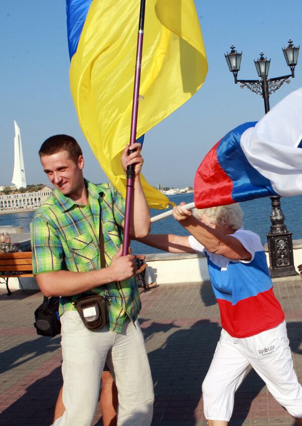%Флаги РФ и Украины