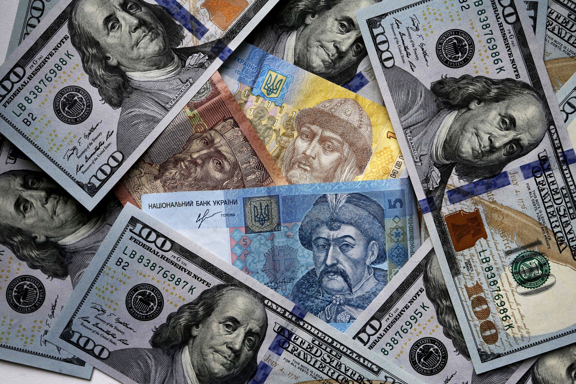  Денежные купюры и монеты США и Украины - ПРАЙМ, 1920, 17.01.2023