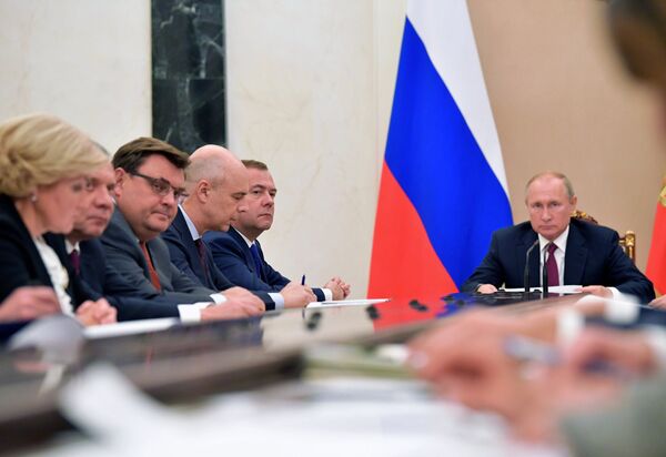 %Президент РФ В. Путин провел совещание с членами правительства РФ